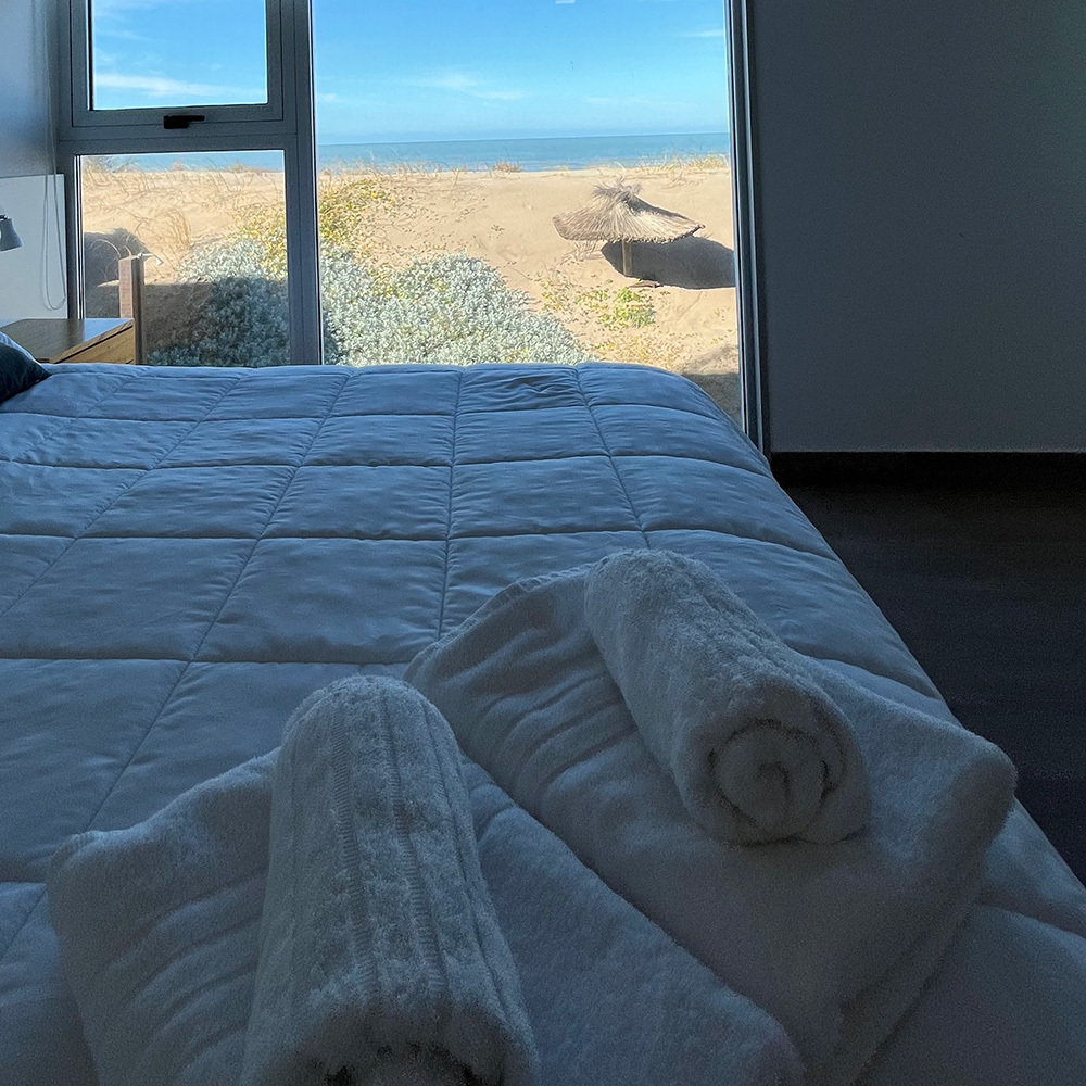 toallas sobre una cama del complejo