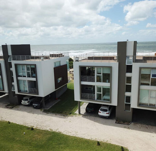 fachada del complejo azul de mar